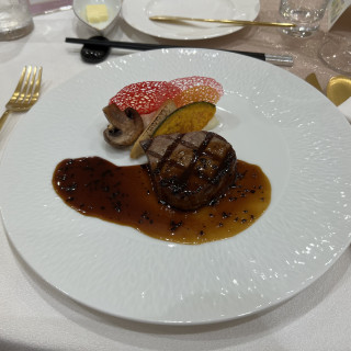 メインのお肉料理で柔らかくてとても美味しかったです。