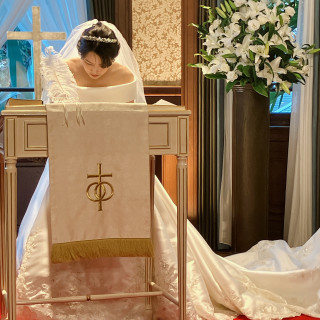 挙式会場とハツコエンドウのウエディングドレス