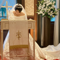 挙式会場とハツコエンドウのウエディングドレス