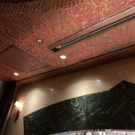 会場とキッチンを繋ぐカウンター前天井。プロジェクター有り。