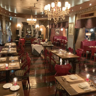 会場写真（通常営業時）クロスをかけたりレイアウト変更可能