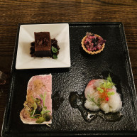 試食写真。チョコレートケーキ、カンパニーュ、カルパッチョ他。