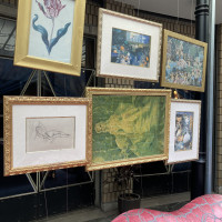 中庭のソファー周り。絵を外して写真を飾ることも可能