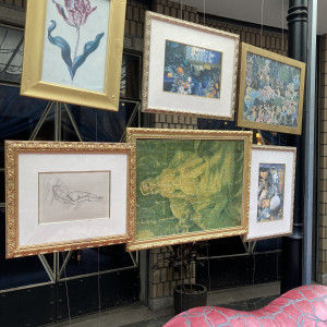 中庭のソファー周り。絵を外して写真を飾ることも可能|758575さんのTABLEAUX(タブローズ)の写真(2476961)