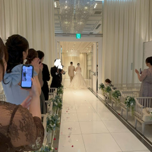 チャペルのバージンロードです|758582さんのシャルマンシーナ 東京（CHARMANT SCENA TOKYO）の写真(2476990)
