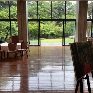 雨天時などに式を挙げられるホール。披露宴会場としての利用も可