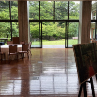 雨天時などに式を挙げられるホール。披露宴会場としての利用も可