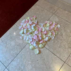 フラワーシャワー後、スタッフさんが♡に整えてくれました|758701さんの南青山サンタキアラ教会の写真(2477707)