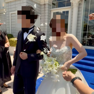 外でのフラワーシャワーの様子です|758707さんのTHE SEASON'S(ザ・シーズンズ)/テイクアンドギヴ・ニーズウェディングの写真(2577396)