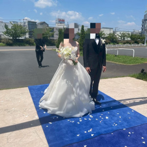 外でフラワーシャワーをしていただきました。|758707さんのTHE SEASON'S(ザ・シーズンズ)/テイクアンドギヴ・ニーズウェディングの写真(2577389)