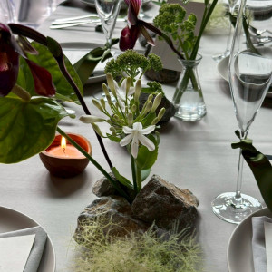 緑をベース色に石や木の素材も取り入れ会場に合う雰囲気に|758719さんのwedding norm.の写真(2485254)