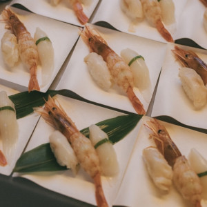 板前さんごとお鮨ケータリング
ゲストの前で握ってくれました|758719さんのwedding norm.の写真(2485476)