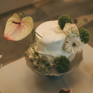 バタークリームケーキです
会場装花とお揃いにデコレーション|758719さんのwedding norm.の写真(2485268)