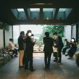 2部目
友人と会社関係者のゲストとの半立食パーティー