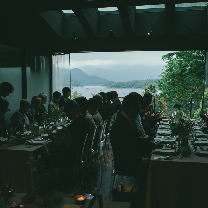 パーティー会場
席が程よい距離感で両家の交流も増えました