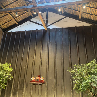 あえて酒蔵だったときの内装のまま。伝統を感じる挙式会場。