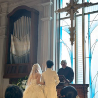 教会はステンドグラスからの光が入って綺麗です。