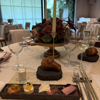 披露宴の様子です。料理の試食をしています。
