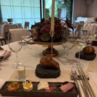 披露宴の様子です。料理の試食をしています。
