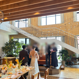 自然光が入る温かな雰囲気の披露宴会場