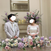高砂はテーブルにし後ろにもプラスしてお花を入れてもらいました