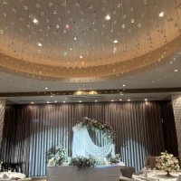 新郎新婦の目の前にシャンデリアがあります。