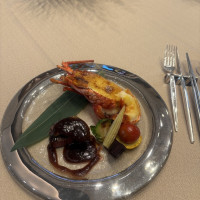 肉は柔らかくてパサついていない、伊勢エビは見た目も良く映える
