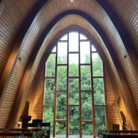 天井が高く、とても木の温もりが感じられます。