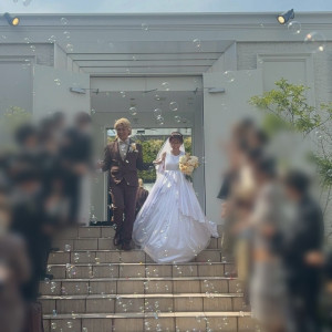 ここではフラワーシャワーとシャボン玉とぬいぐるみトス！|759028さんのアルカンシエル横浜 luxemariage（アルカンシエルグループ）の写真(2479856)