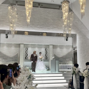 天井も高いです。両端に水もあります。|759028さんのアルカンシエル横浜 luxemariage（アルカンシエルグループ）の写真(2479857)