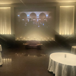 シックな雰囲気の会場