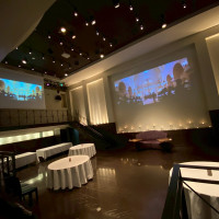 シックな雰囲気の会場