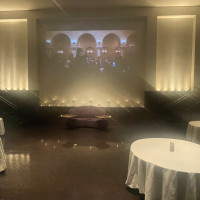 シックな雰囲気の会場