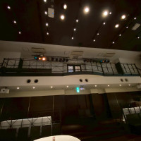 シックな雰囲気の会場、登場の仕方を工夫できます
