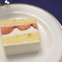 カットされたウェディングケーキ