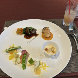 肉や魚、コーンスープなどの試食