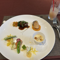 肉や魚、コーンスープなどの試食