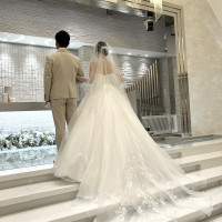 挙式会場での新郎新婦後ろ姿