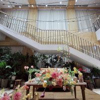 階段から垂れた花とテーブルの花はおまかせ！