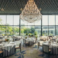 大きな窓で開放感のある会場