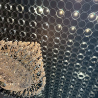 天井が高く、大きなシャンデリアがある会場でした。