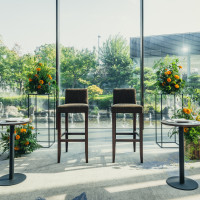 高砂はハイチェアにしたため、ボリュームのあるメイン装花にしま