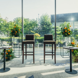 高砂はハイチェアにしたため、ボリュームのあるメイン装花にしま|759340さんのTAKASAKI MONOLITH ~高崎モノリス~の写真(2557812)