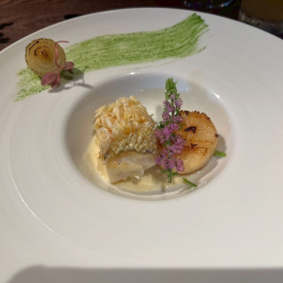 甘鯛のウロコ焼きとホタテ　野菜の軽いソース