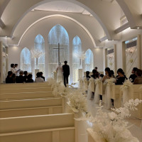 真っ白で神秘的
バージンロードの花も変更可能