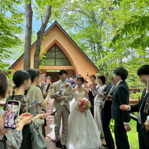 新緑のトンネルの中でフラワーシャワーも可能です|759470さんの軽井沢倶楽部 有明邸の写真(2519112)