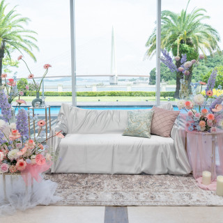 バックに海があり、お花のピンク色と合わさって綺麗でした。
