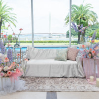 バックに海があり、お花のピンク色と合わさって綺麗でした。