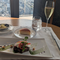 試食会のお肉料理。当日と同じお皿とのこと。