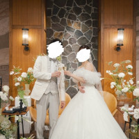 装花と新郎新婦